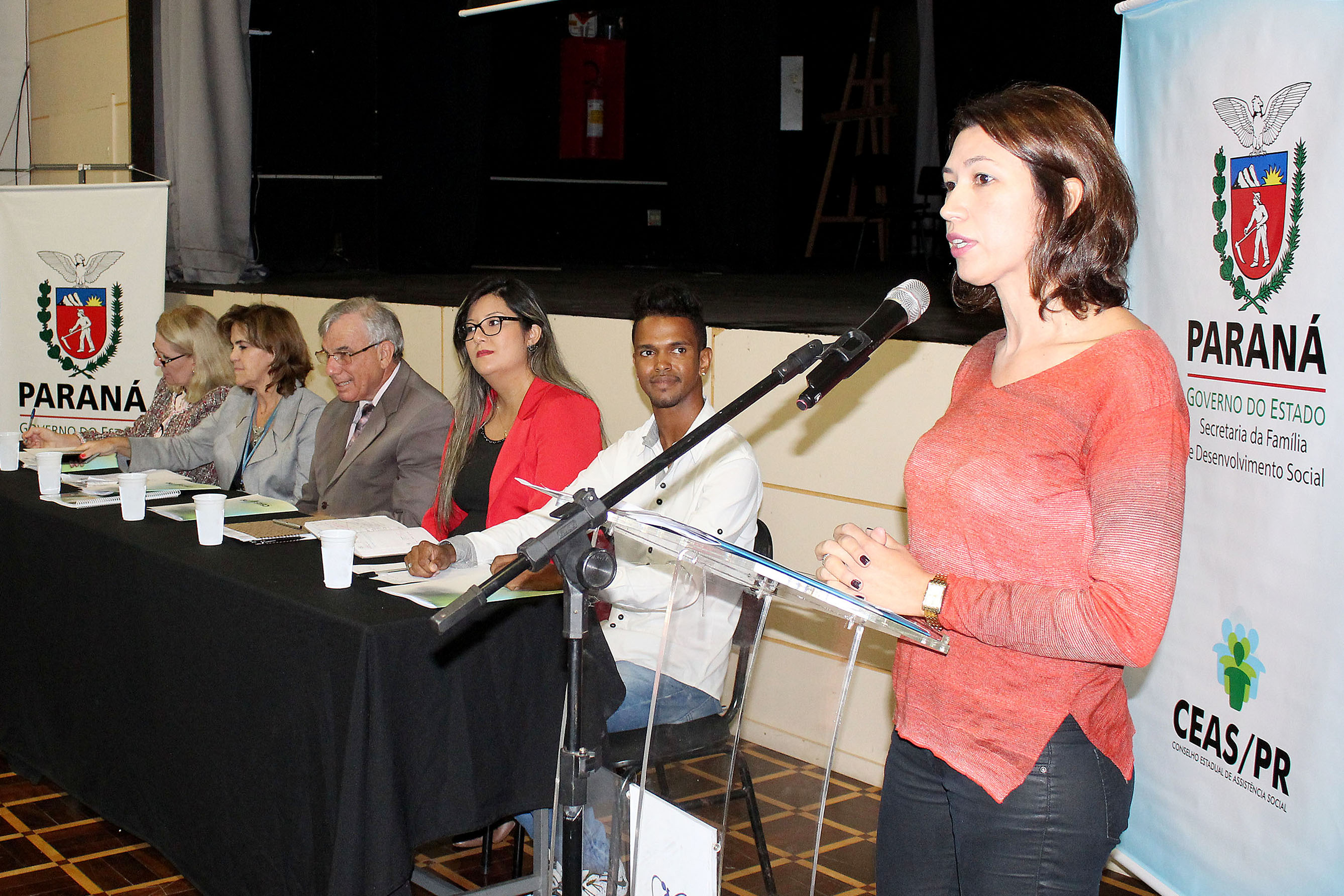 Cerca de 250 conselheiros de assistência social e representantes municipais da política de assistência social do Estado, participam, nesta segunda e terça-feira (10 e 11.04), da reunião ampliada do Conselho Estadual de Assistência Social do Paraná (Ceas/PR), que acontece no auditório da Universidade Estadual de Ponta Grossa (UEPG). - Foto: Aliocha Mauricio/SEDS