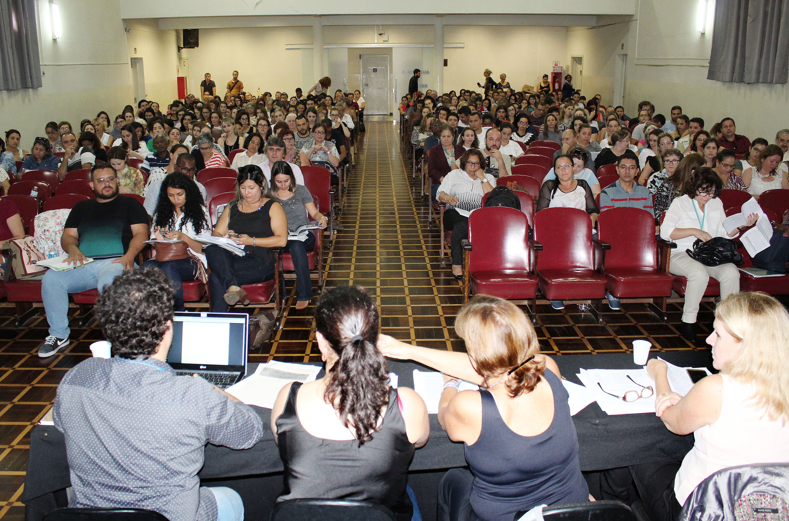 Cerca de 250 conselheiros de assistência social e representantes municipais da política de assistência social do Estado, participam, nesta segunda e terça-feira (10 e 11.04), da reunião ampliada do Conselho Estadual de Assistência Social do Paraná (Ceas/PR), que acontece no auditório da Universidade Estadual de Ponta Grossa (UEPG). - Foto: Aliocha Mauricio/SEDS