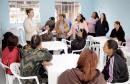 Alunas do CRAS de União da Vitória aprendem técnicas de  tricô, crochê e bordado com a professora Renata da Silva.Foto: Ricardo Marajó/SEDS