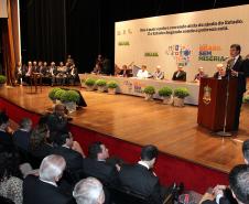 Governador Beto Richa participa da assinatura do Termo de Compromisso entre a União e os Estados do Sul para o Combate a Extrema Pobreza na Região, com a presença da Sra. Presidente Dilma Rousseff, do Governador do Rio Grande do Sul Tarso Genro e do Governador de Santa Catarina Raymundo Colombo.Porto Alegre, 14/10/2011Foto: Arnaldo Alves / AENotícias