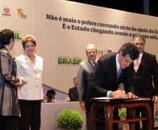 Governador Beto Richa participa da assinatura do Termo de Compromisso entre a União e os Estados do Sul para o Combate a Extrema Pobreza na Região, com a presença da Sra. Presidente Dilma Rousseff, da Ministra do Desenvolvimento Social e Combate a Fome Tereza Campelo do Governador do Rio Grande do Sul Tarso Genro e do Governador de Santa Catarina Raymundo Colombo.Porto Alegre, 14/10/2011Foto: Arnaldo Alves / AENotícias