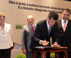 Governador Beto Richa participa da assinatura do Termo de Compromisso entre a União e os Estados do Sul para o Combate a Extrema Pobreza na Região, com a presença da Sra. Presidente Dilma Rousseff, do Governador do Rio Grande do Sul Tarso Genro e do Governador de Santa Catarina Raymundo Colombo.Porto Alegre, 14/10/2011Foto: Arnaldo Alves / AENotícias