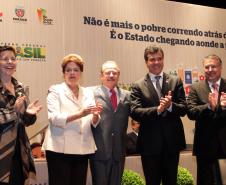 Governador Beto Richa participa da assinatura do Termo de Compromisso entre a União e os Estados do Sul para o Combate a Extrema Pobreza na Região, com a presença da Sra. Presidente Dilma Rousseff, da Ministra do Desenvolvimento Social e Combate a Fome, Tereza Campelo do Governador do Rio Grande do Sul Tarso Genro e do Governador de Santa Catarina Raymundo Colombo.Porto Alegre, 14/10/2011Foto: Arnaldo Alves / AENotícias