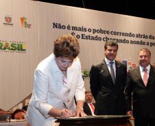 Governador Beto Richa participa da assinatura do Termo de Compromisso entre a União e os Estados do Sul para o Combate a Extrema Pobreza na Região, com a presença da Sra. Presidente Dilma Rousseff e do Governador de Santa Catarina Raymundo Colombo.Porto Alegre, 14/10/2011Foto: Arnaldo Alves / AENotícias