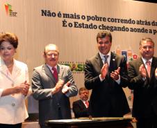 Governador Beto Richa participa da assinatura do Termo de Compromisso entre a União e os Estados do Sul para o Combate a Extrema Pobreza na Região, com a presença da Sra. Presidente Dilma Rousseff, do Governador do Rio Grande do Sul Tarso Genro e do Governador de Santa Catarina Raymundo Colombo.Porto Alegre, 14/10/2011Foto: Arnaldo Alves / AENotícias