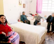 Secretária estadual da Família e Desenvolvimento Social, Fernanda Richa, visita acompanhada do Padre José Aparecido o Asilo São Vicente de Paulo.Foto:Rogério Machado/SEDS