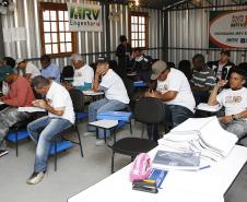 Funcionarios da empresa MRV tem aulas no canteiro de obra da empresa. 25-11-14. Foto: Hedeson Alves