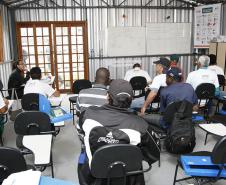 Funcionarios da empresa MRV tem aulas no canteiro de obra da empresa. 25-11-14. Foto: Hedeson Alves