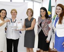 Secretária do Trabalho e Desenvolvimento Social, Fernanda Richa, recebe a Presidente do Provopar de Foz do Iguaçu, Sra Esther Dantas; Deputada Claudia Pereira; Chefe do ER Foz do Iguaçu, Sra Roberta Lopes. Fotos: Rogério Machado / SECS