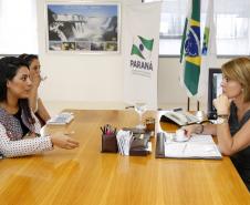 Secretária do Trabalho e Desenvolvimento Social, Fernanda Richa, recebe a Presidente do Provopar de Foz do Iguaçu, Sra Esther Dantas; Deputada Claudia Pereira; Chefe do ER Foz do Iguaçu, Sra Roberta Lopes. Fotos: Rogério Machado / SECS