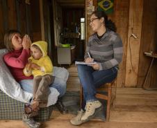 18/07/2016 - Programa Família Paranaense é aprovado pelo Tribunal de Contas. Na foto, Elza Schafer com o filho Vinicius, de 5 anos, conversam com a coordenadora do CRAS, Adelayne de Campos. Foto: Antonio Costa/ANPr