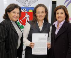 A diretora geral da Secretaria da Família e Desenvolvimento Social (Seds), Letícia Raymundo, e os prefeitos de cinco municípios do interior do Estado assinaram nesta terça-feira (19), o convênio para a construção Centros de Referência de Assistência Social. Foto:Ricardo Marajó/SEDS