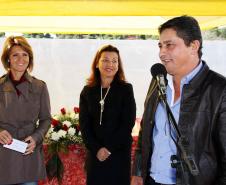 A secretária da Família e Desenvolvimento Social, Fernanda Richa, terminou seus compromissos no interior do Estado, nesta sexta-feira (22), no município de Fênix. Junto com o prefeito Altair Molina Serrano e a primeira-dama e secretária de Assistência Social, Dalva Sales Molina Serrano, participou da inauguração do Centro de Referência de Assistência Social (Cras) Foto:Rogério Machado/SEDS