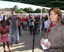 A secretária da Família e Desenvolvimento Social, Fernanda Richa, terminou seus compromissos no interior do Estado, nesta sexta-feira (22), no município de Fênix. Junto com o prefeito Altair Molina Serrano e a primeira-dama e secretária de Assistência Social, Dalva Sales Molina Serrano, participou da inauguração do Centro de Referência de Assistência Social (Cras) Foto:Rogério Machado/SEDS