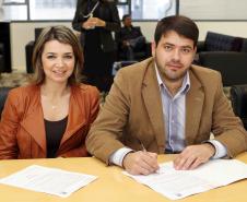 A Secretaria da Família e Desenvolvimento Social Fernanda Richa assina convênios com os municípios de  Amaporã, Barbosa Ferraz, Campina da Lagoa, Campo Bonito, Cerro Azul, Cruz Machado, Mandirituba, Mangueirinha, Prudentópolis, Santa Cecília do Pavão, São Jerônimo da Serra, São Pedro do Iguaçu, Teixeira Soares, Tomazina, Turvo e Wenceslau Braz