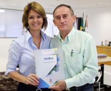 A Secretaria da Família e Desenvolvimento Social Fernanda Richa assina convênios com os municípios de  Amaporã, Barbosa Ferraz, Campina da Lagoa, Campo Bonito, Cerro Azul, Cruz Machado, Mandirituba, Mangueirinha, Prudentópolis, Santa Cecília do Pavão, São Jerônimo da Serra, São Pedro do Iguaçu, Teixeira Soares, Tomazina, Turvo e Wenceslau Braz