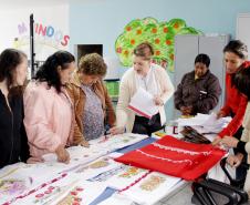 Alunas do CRAS de União da Vitória aprendem técnicas de  tricô, crochê e bordado com a professora Renata da Silva.Foto: Ricardo Marajó/SEDS