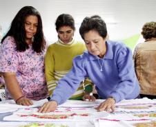 Alunas do CRAS de União da Vitória aprendem técnicas de  tricô, crochê e bordado com a professora Renata da Silva.Foto: Ricardo Marajó/SEDS