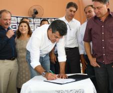 O governador Beto Richa esteve nesta quinta-feira (12) em Maria Helena, no Noroeste do Estado. No município, Richa assinou o termo de ajuste para construção de um Centro  de Referência Especializado da Assistência Social (Creas). A unidade terá 206 metros quadrados e receberá um investimento de cerca de R$550 mil de recursos do tesouro estadual. 12/09/2013. Foto: Jonas Oliveira/ANPr