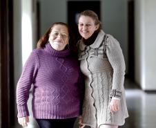 As assistentes sociais Maria Irene Schemes e Deizy Russi trabalham no Centro de Referência e Atendimento à Mulher em Situação de Violência, em Curitiba.
Foto – Rogério Machado
