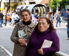 As assistentes sociais Maria Irene Schemes e Deizy Russi trabalham no Centro de Referência e Atendimento à Mulher em Situação de Violência, em Curitiba.
Foto – Rogério Machado
