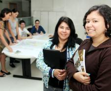 Arlinda Aparecida do Nascimento, residente técnica de Serviço Social e Fernanda de Oliveira Pavão Mascarim, residente técnica de Psicologia na SEDS. Foto: Rogério Machado/SEDS