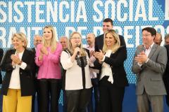 Mais 271 municípios do Paraná receberam recursos do Governo do Estado para a assistência social e garantia de direitos de crianças e adolescentes, pessoas com deficiência e famílias em situação de vulnerabilidade e risco social. Os convênios, que somam R$ 61 milhões, foram formalizados pela governadora Cida Borghetti nesta segunda-feira (3), em solenidade com prefeitos e gestores municipais, no Palácio Iguaçu, em Curitiba.  -  Curitiba, 03/12/2018  -  Foto: José Fernando Ogura/ANPr