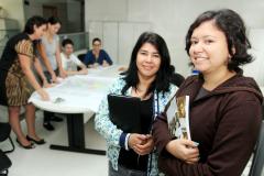 Arlinda Aparecida do Nascimento, residente técnica de Serviço Social e Fernanda de Oliveira Pavão Mascarim, residente técnica de Psicologia na SEDS. Foto: Rogério Machado/SEDS