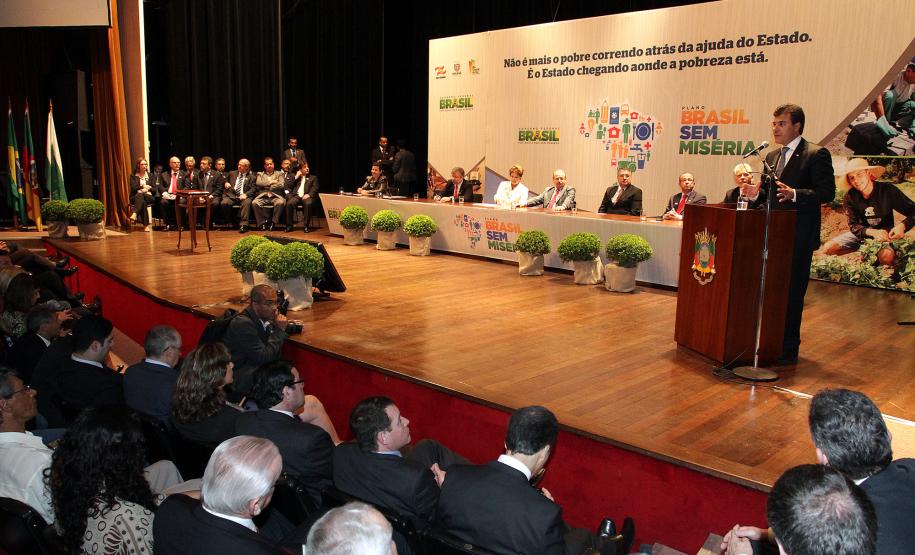 Governador Beto Richa participa da assinatura do Termo de Compromisso entre a União e os Estados do Sul para o Combate a Extrema Pobreza na Região, com a presença da Sra. Presidente Dilma Rousseff, do Governador do Rio Grande do Sul Tarso Genro e do Governador de Santa Catarina Raymundo Colombo.Porto Alegre, 14/10/2011Foto: Arnaldo Alves / AENotícias