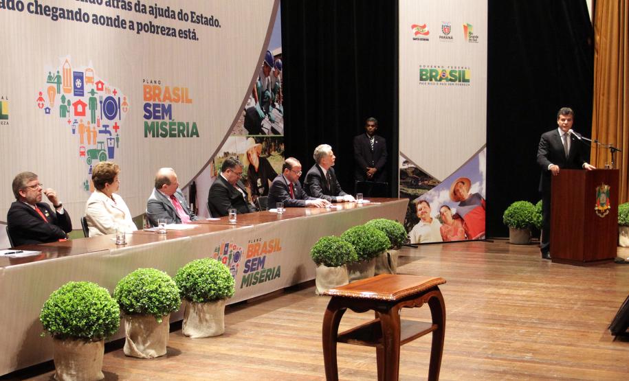 Governador Beto Richa participa da assinatura do Termo de Compromisso entre a União e os Estados do Sul para o Combate a Extrema Pobreza na Região, com a presença da Sra. Presidente Dilma Rousseff, do Governador do Rio Grande do Sul Tarso Genro e do Governador de Santa Catarina Raymundo Colombo.Porto Alegre, 14/10/2011Foto: Arnaldo Alves / AENotícias