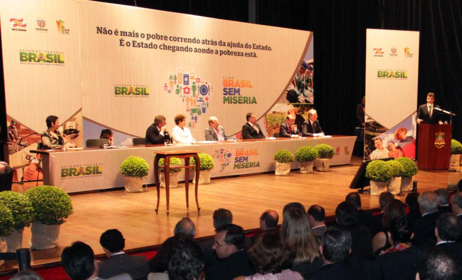 Governador Beto Richa participa da assinatura do Termo de Compromisso entre a União e os Estados do Sul para o Combate a Extrema Pobreza na Região, com a presença da Sra. Presidente Dilma Rousseff, do Governador do Rio Grande do Sul Tarso Genro e do Governador de Santa Catarina Raymundo Colombo.Porto Alegre, 14/10/2011Foto: Arnaldo Alves / AENotícias