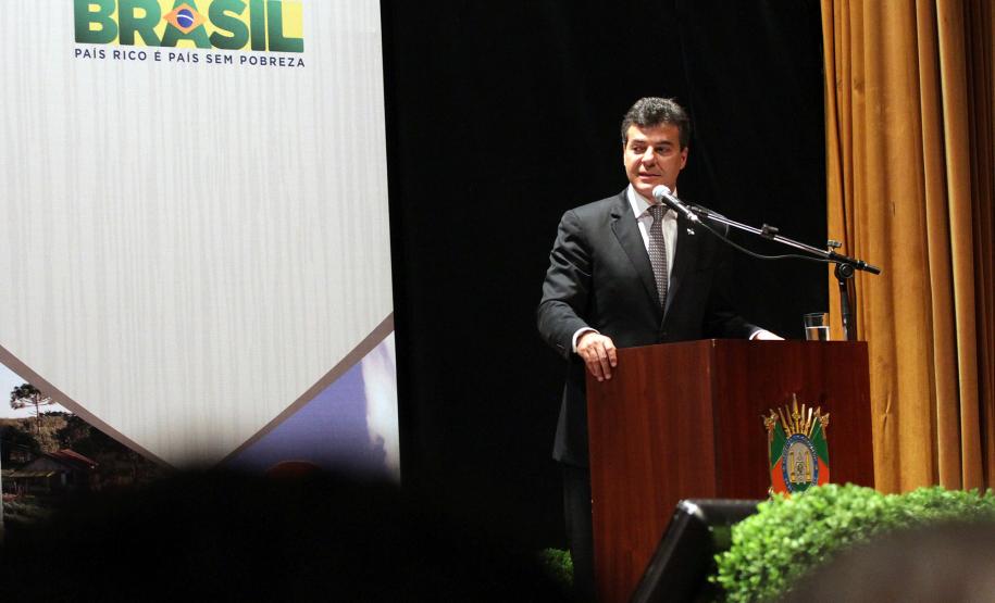 Governador Beto Richa participa da assinatura do Termo de Compromisso entre a União e os Estados do Sul para o Combate a Extrema Pobreza na Região, com a presença da Sra. Presidente Dilma Rousseff, do Governador do Rio Grande do Sul Tarso Genro e do Governador de Santa Catarina Raymundo Colombo.Porto Alegre, 14/10/2011Foto: Arnaldo Alves / AENotícias