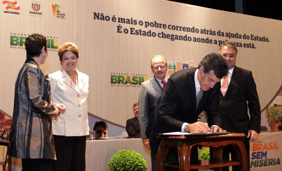 Governador Beto Richa participa da assinatura do Termo de Compromisso entre a União e os Estados do Sul para o Combate a Extrema Pobreza na Região, com a presença da Sra. Presidente Dilma Rousseff, da Ministra do Desenvolvimento Social e Combate a Fome Tereza Campelo do Governador do Rio Grande do Sul Tarso Genro e do Governador de Santa Catarina Raymundo Colombo.Porto Alegre, 14/10/2011Foto: Arnaldo Alves / AENotícias
