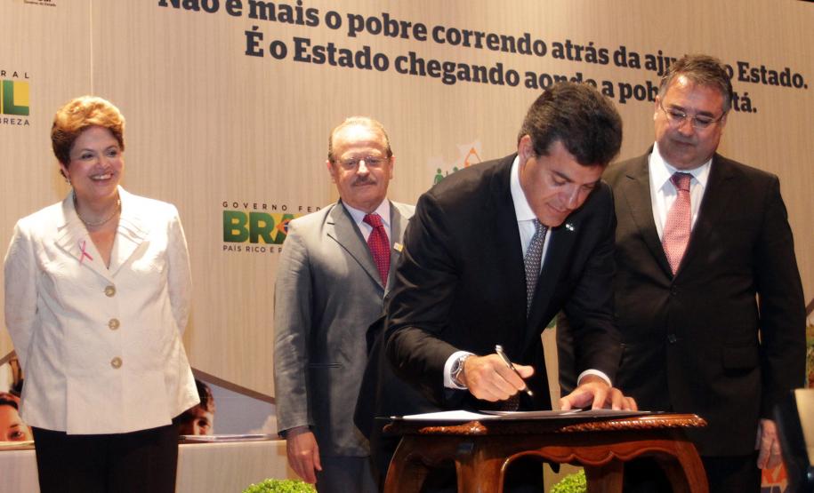 Governador Beto Richa participa da assinatura do Termo de Compromisso entre a União e os Estados do Sul para o Combate a Extrema Pobreza na Região, com a presença da Sra. Presidente Dilma Rousseff, do Governador do Rio Grande do Sul Tarso Genro e do Governador de Santa Catarina Raymundo Colombo.Porto Alegre, 14/10/2011Foto: Arnaldo Alves / AENotícias