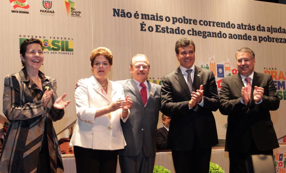 Governador Beto Richa participa da assinatura do Termo de Compromisso entre a União e os Estados do Sul para o Combate a Extrema Pobreza na Região, com a presença da Sra. Presidente Dilma Rousseff, da Ministra do Desenvolvimento Social e Combate a Fome, Tereza Campelo do Governador do Rio Grande do Sul Tarso Genro e do Governador de Santa Catarina Raymundo Colombo.Porto Alegre, 14/10/2011Foto: Arnaldo Alves / AENotícias