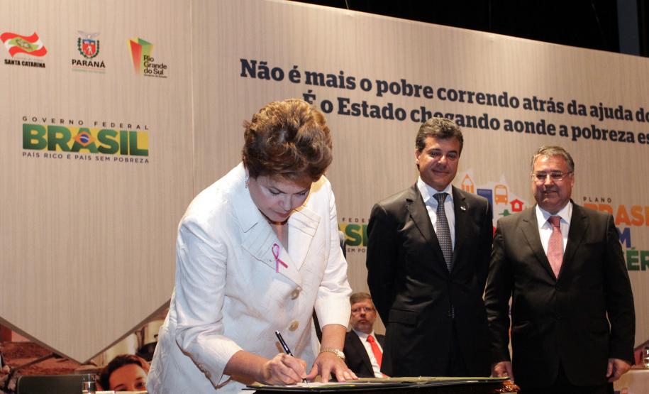 Governador Beto Richa participa da assinatura do Termo de Compromisso entre a União e os Estados do Sul para o Combate a Extrema Pobreza na Região, com a presença da Sra. Presidente Dilma Rousseff e do Governador de Santa Catarina Raymundo Colombo.Porto Alegre, 14/10/2011Foto: Arnaldo Alves / AENotícias