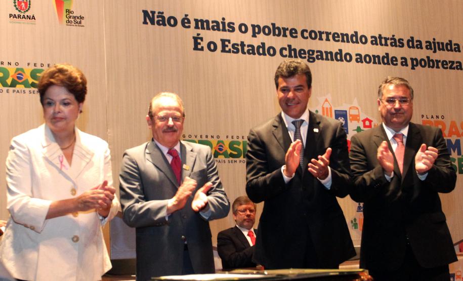 Governador Beto Richa participa da assinatura do Termo de Compromisso entre a União e os Estados do Sul para o Combate a Extrema Pobreza na Região, com a presença da Sra. Presidente Dilma Rousseff, do Governador do Rio Grande do Sul Tarso Genro e do Governador de Santa Catarina Raymundo Colombo.Porto Alegre, 14/10/2011Foto: Arnaldo Alves / AENotícias