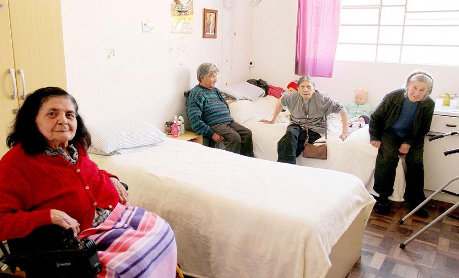 Secretária estadual da Família e Desenvolvimento Social, Fernanda Richa, visita acompanhada do Padre José Aparecido o Asilo São Vicente de Paulo.Foto:Rogério Machado/SEDS