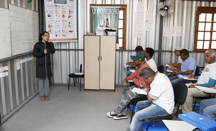 Funcionarios da empresa MRV tem aulas no canteiro de obra da empresa. 25-11-14. Foto: Hedeson Alves
