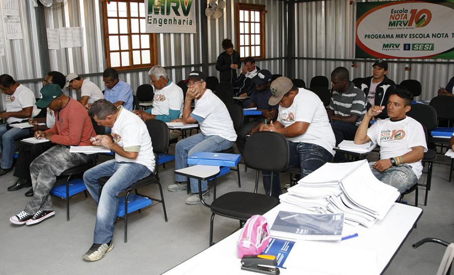 Funcionarios da empresa MRV tem aulas no canteiro de obra da empresa. 25-11-14. Foto: Hedeson Alves