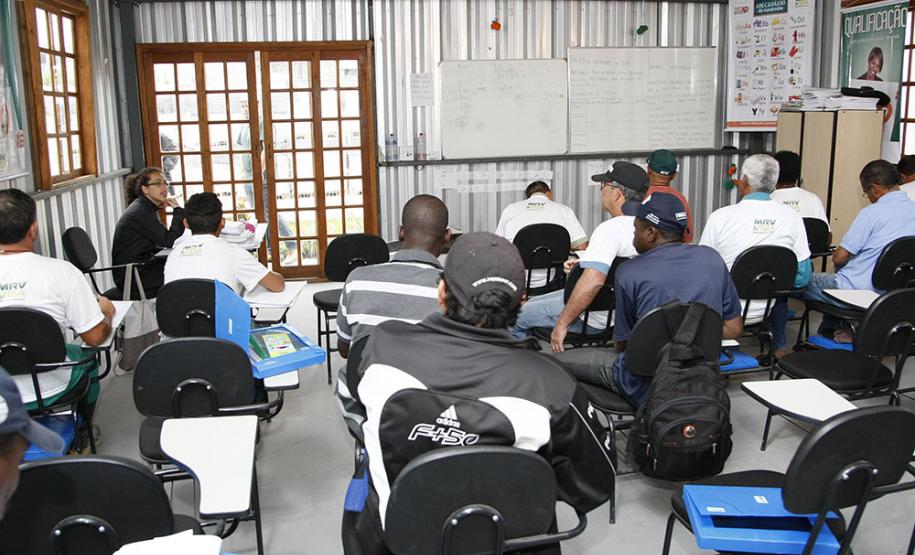 Funcionarios da empresa MRV tem aulas no canteiro de obra da empresa. 25-11-14. Foto: Hedeson Alves