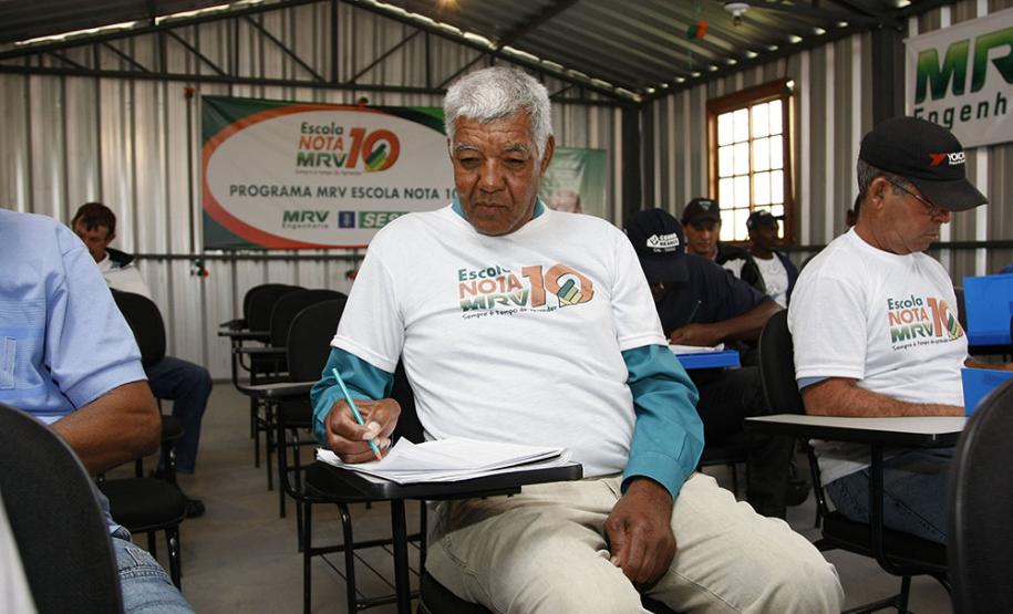 Funcionarios da empresa MRV tem aulas no canteiro de obra da empresa, na foto o aluno Jose Benedito da foncesca, 25-11-14. Foto: Hedeson Alves