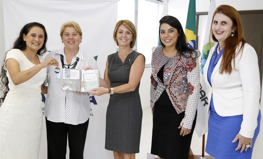 Secretária do Trabalho e Desenvolvimento Social, Fernanda Richa, recebe a Presidente do Provopar de Foz do Iguaçu, Sra Esther Dantas; Deputada Claudia Pereira; Chefe do ER Foz do Iguaçu, Sra Roberta Lopes. Fotos: Rogério Machado / SECS