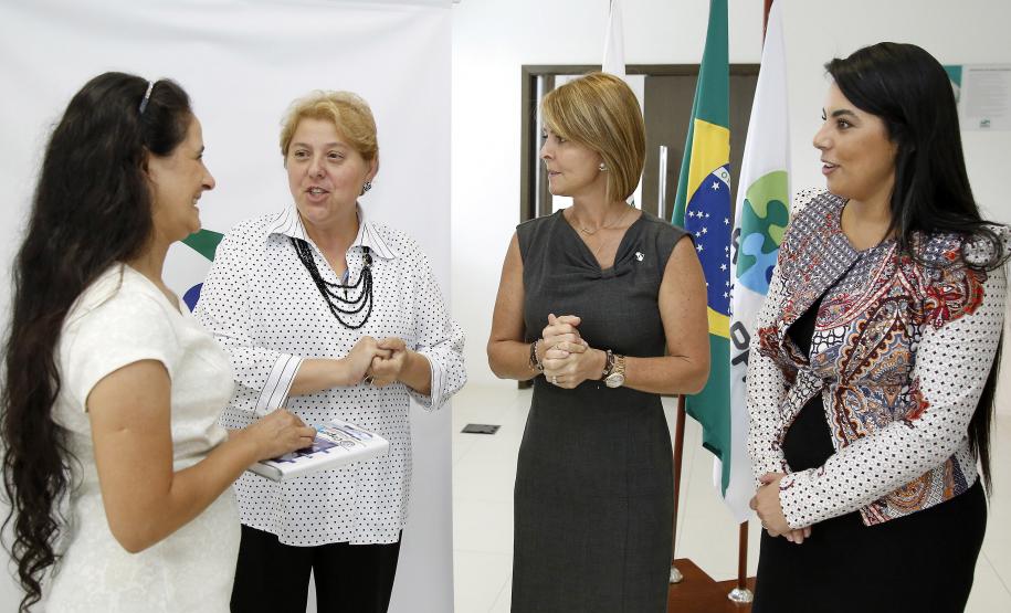 Secretária do Trabalho e Desenvolvimento Social, Fernanda Richa, recebe a Presidente do Provopar de Foz do Iguaçu, Sra Esther Dantas; Deputada Claudia Pereira; Chefe do ER Foz do Iguaçu, Sra Roberta Lopes. Fotos: Rogério Machado / SECS