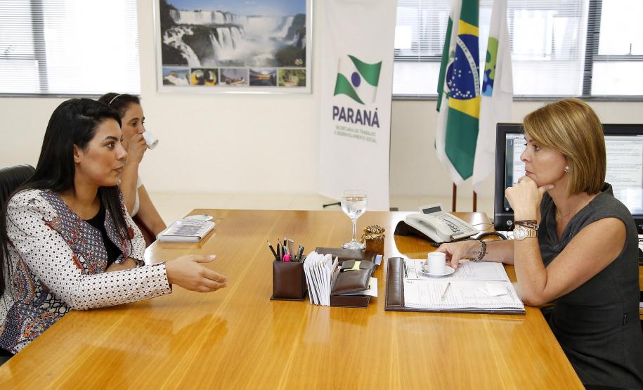 Secretária do Trabalho e Desenvolvimento Social, Fernanda Richa, recebe a Presidente do Provopar de Foz do Iguaçu, Sra Esther Dantas; Deputada Claudia Pereira; Chefe do ER Foz do Iguaçu, Sra Roberta Lopes. Fotos: Rogério Machado / SECS
