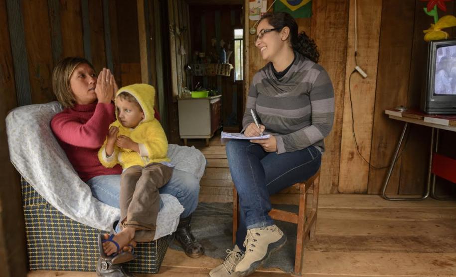 18/07/2016 - Programa Família Paranaense é aprovado pelo Tribunal de Contas. Na foto, Elza Schafer com o filho Vinicius, de 5 anos, conversam com a coordenadora do CRAS, Adelayne de Campos. Foto: Antonio Costa/ANPr