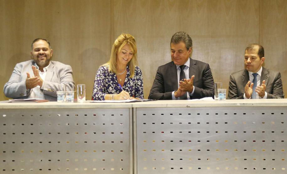 Governo do Estado investirá R$ 5,2 milhões ao ano para fortalecer e ampliar os serviços de atendimento à população de rua em 27 municípios do Paraná. O termo de adesão ao cofinanciamento foi assinado nesta quinta-feira (17), pelo Governador Beto Richa e a secretaria da Família e Desenvolvimento Social, Fernanda Richa, prefeitos e secretários municipais de assistência social, em solenidade no Palácio das Araucárias, em Curitiba. - Foto: Rogério Machado/SECS