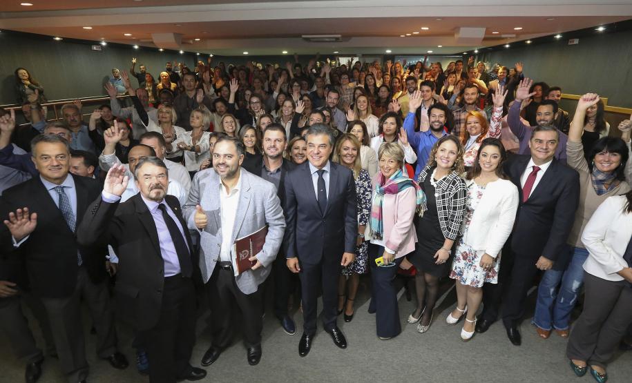 Governo do Estado investirá R$ 5,2 milhões ao ano para fortalecer e ampliar os serviços de atendimento à população de rua em 27 municípios do Paraná. O termo de adesão ao cofinanciamento foi assinado nesta quinta-feira (17), pelo Governador Beto Richa e a secretaria da Família e Desenvolvimento Social, Fernanda Richa, prefeitos e secretários municipais de assistência social, em solenidade no Palácio das Araucárias, em Curitiba. - Foto: Rogério Machado/SECS