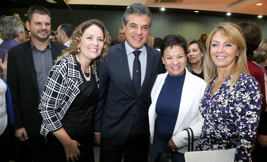 Governo do Estado investirá R$ 5,2 milhões ao ano para fortalecer e ampliar os serviços de atendimento à população de rua em 27 municípios do Paraná. O termo de adesão ao cofinanciamento foi assinado nesta quinta-feira (17), pelo Governador Beto Richa e a secretaria da Família e Desenvolvimento Social, Fernanda Richa, prefeitos e secretários municipais de assistência social, em solenidade no Palácio das Araucárias, em Curitiba. - Foto: Rogério Machado/SECS