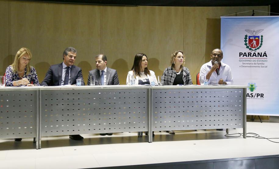 Governo do Estado investirá R$ 5,2 milhões ao ano para fortalecer e ampliar os serviços de atendimento à população de rua em 27 municípios do Paraná. O termo de adesão ao cofinanciamento foi assinado nesta quinta-feira (17), pelo Governador Beto Richa e a secretaria da Família e Desenvolvimento Social, Fernanda Richa, prefeitos e secretários municipais de assistência social, em solenidade no Palácio das Araucárias, em Curitiba. - Foto: Rogério Machado/SECS